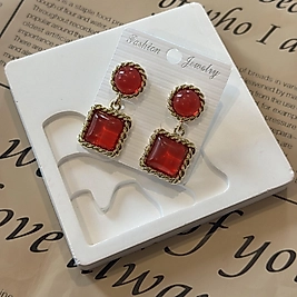 Kırmızı Marka Model Küpe