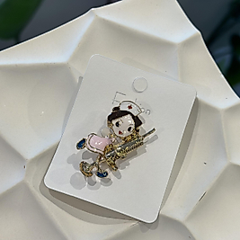 Pembe Önlüklü Hemşire Broş